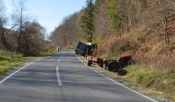 Polukružno okretao traktor na cesti, pa na njega naletio kamion