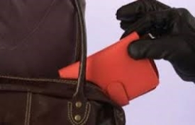 63-godišnjakinja osumnjičena za krađu novčanika u trgovačkom centru a nepoznati počinitelj iz kuće otuđio torbicu s novčanikom i dokumentima