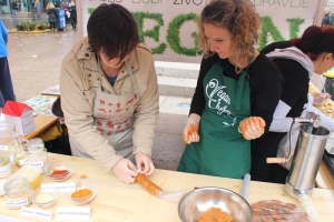 Održano vegansko kolinje: kobasice bez krvi i za prste polizati