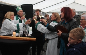 Martinje uz krštenje mošta tradicionalnom i veselom ceremonijom proslavljeno kod kutjevačke vinarice Zorice Tandare