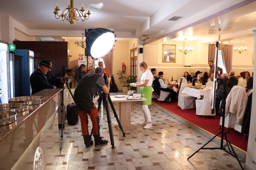 Dokumentarna serija "Znamo li što jedemo" Roberta Knjaza snimana na Sarmijadi u Požegi prikazana na HRT1