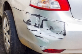 Tri prometne nesreće a u Pleternici 22-godišnji vozač se uključivao u promet pa udario u bočnu stranu vozila 66-godišnjakinje