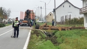 Sletio kamion natovaren trupcima na cesti između Brestovca i Daranovaca
