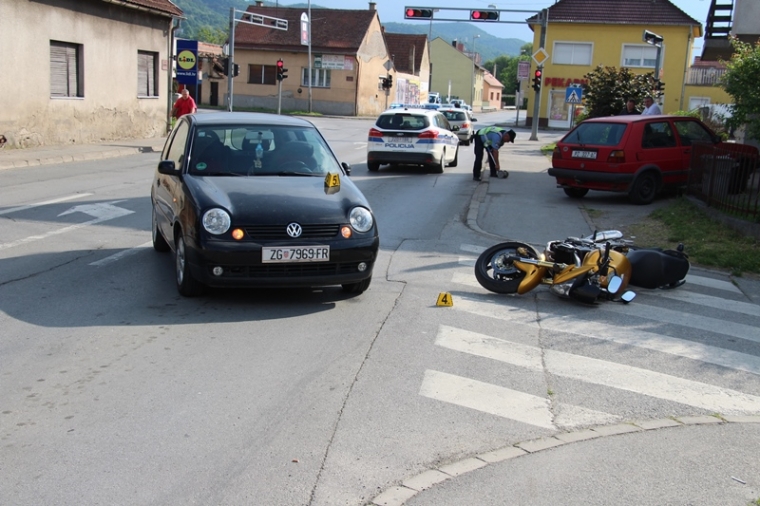Još u raskrižju pokušao obići vozačicu VW Lupa koja je željela skrenuti ulijevo