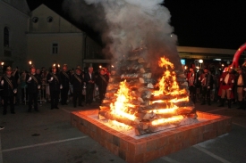 Zapaljen tradicionalni Ivanjski krijes na požeškom Trgu kojim su Požežani dočekali ljeto a na kraju Jole zabavio brojne posjetitelje