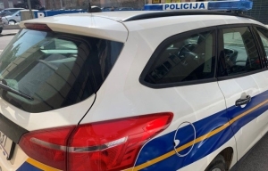 U prometnoj nesreći na zatvorenom za promet Trgu Svetog Trojstva ozlijeđene dvije osobe - 61-godišnjak i dijete završili u OŽB Požega