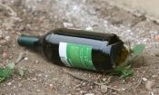 Pijani mladić (1,32 promila) bez povoda staklenom bocom udario 26-godišnjaka