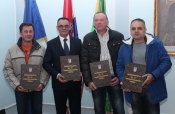 Knjigu prezentirali i donirali županu Tomaševiću koji je pomogao njen izlazak