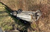 Zbog leda na kolniku stradao i vozač na cesti Čaglin-Kneževac