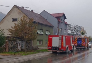 Oštetio telekomunikacijski kabel a požar na kući izazvala električna grijalica kraj kauča