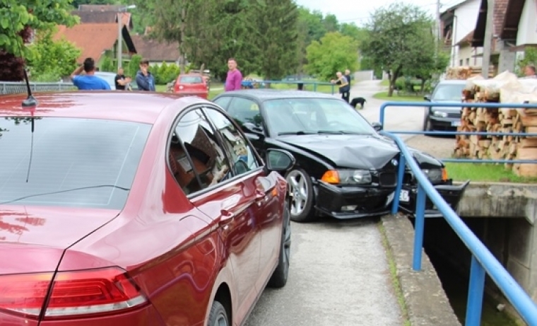 Pod utjecajem alkohola 24-godišnjak vozeći "BMW" udario u zid kuće