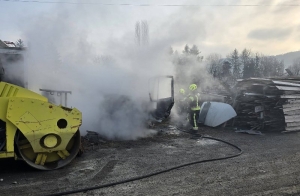 Došlo je do požara na teretnom vozilu u dvorištu tvrtke u Šijačkoj cesti u Požegi prilikom rezanja na kabini