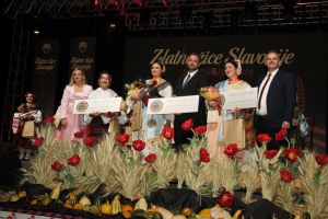 Tradicionalnim mimohodom ulicama grada započeo festival Zlatne žice Slavonije - Najgizdavija Šokica Angela Butorac, u finalu TS Divne godine