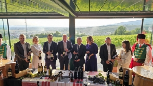 Zlatne kapljice za Zlatne žice Slavonije - Napunjene festivalske butelje vina Kutjeva d.d.