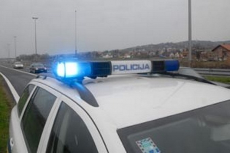 23-godišnjak u "Audiju" s 1,55 promila prešao u suprotnu traku i udario u "Mercedes" - troje ozlijeđenih