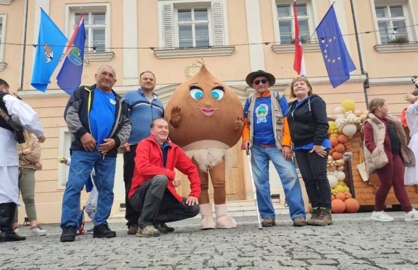 Planinari HPD "Sokolovac" Požega pohodili 27. "Kestenijadu" u Hrvatskoj Kostajnici na prve pečene kestene