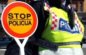 Pod utjecajem alkohola 52-godišnjak vozio uz već oduzetu i ukinutu dozvolu, pa dobio smještaj u policijskoj postaji