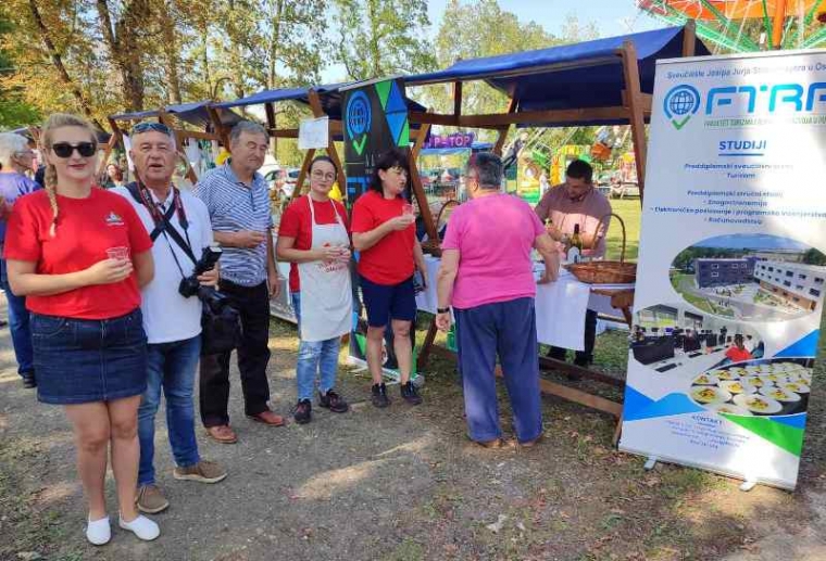 Članovi udruge ALUMNI "FTRR"-a prezentirali vina i mogućnosti studiranja na Ajvar Festu u Lipiku