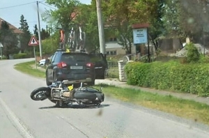 Dogodile su se tri prometne nesreće a 18-godišnji motociklist udario u zadnji dio automobila i teško ozlijeđen