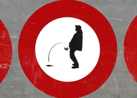 52-godišnjak u požeškoj Vukovarskoj ulici galamio i mokrio po automobilima - izmjerili mu 2,05 promila alkohola pa je smještaj dobio u policiji