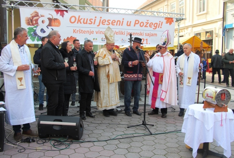 Priredba "Okusi jeseni u Požegi" uz tradicionalnu ceremoniju Martinja i krštenja mošta zagrijala srce i dušu
