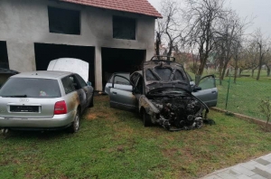 U požaru nagorjela dva &quot;Audia&quot; - izazvan vrućim pepelom u piljevini