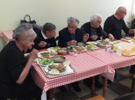"Ručam s tobom" - mladi Pakračani volontirali dijeleći obroke potrebitima