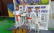 Judo klub "Slavonac" iz Čaglina briljantno odradio Međunarodni turnir u Sanskom Mostu i pokupio 9 medalja