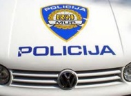 Nepropisnom vožnjom unatrag neregistriranim teretnim Mercedesom udario u Renaulta